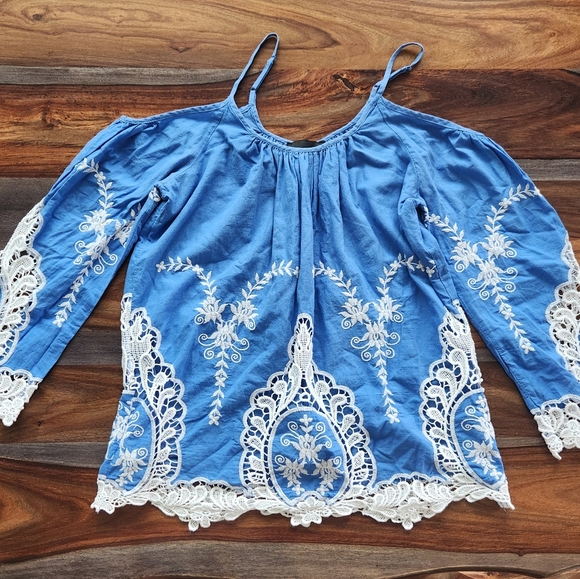 Beautiful Blue Lace Blouse Ladies Shirt Cynthia Rowley Small Off Shoulder - Picture 1 of 8